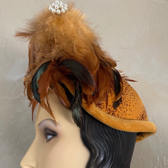 GLORIOUS 1950s\' MUSTARD COLOR DOTTED VELOUR AND FEATHER TRIMMED COCKTAIL HAT main image 10